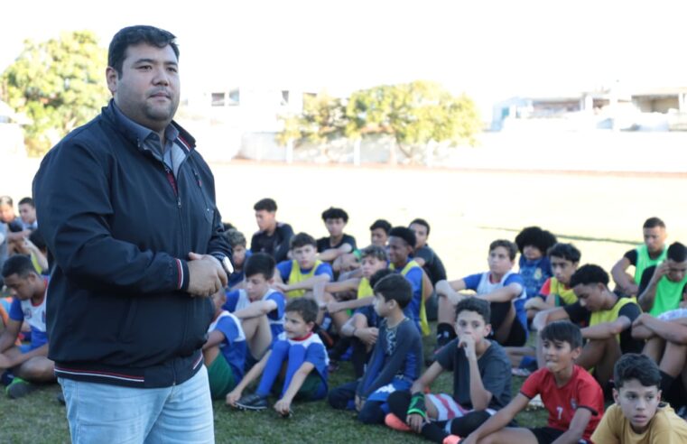 Prefeitura inicia distribuição de uniformes a mais de 2 mil alunos de escolinhas de futebol