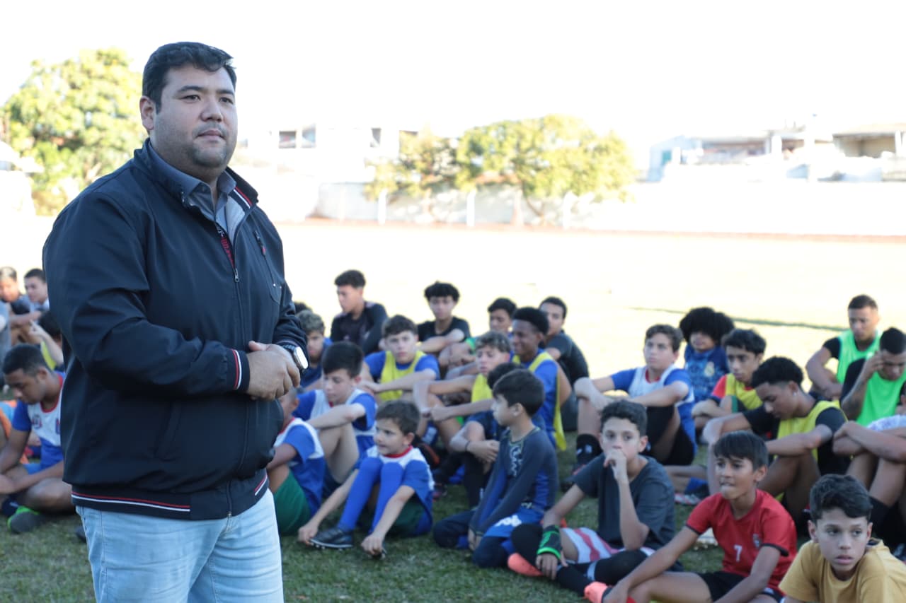 Prefeitura inicia distribuição de uniformes a mais de 2 mil alunos de escolinhas de futebol