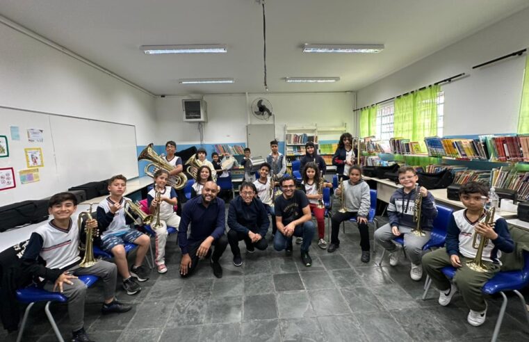 Vereador Artur Takayama visita projeto de educação musical em escola do Jardim Colorado