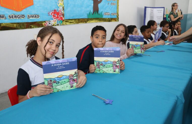Alunos da Escola Sérgio Simão autografam livros pelo projeto ‘Escritor para o Futuro’