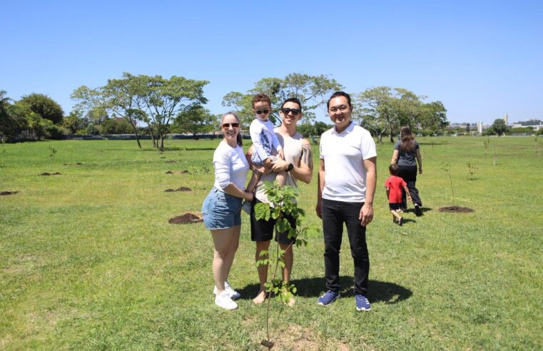 Meio Ambiente promove plantio de 30 mudas de ipês pelo ‘Árvore FamiliAR’