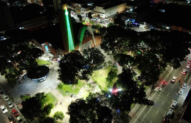Chegada do Papai Noel na Praça João Pessoa marca início oficial da decoração de Natal