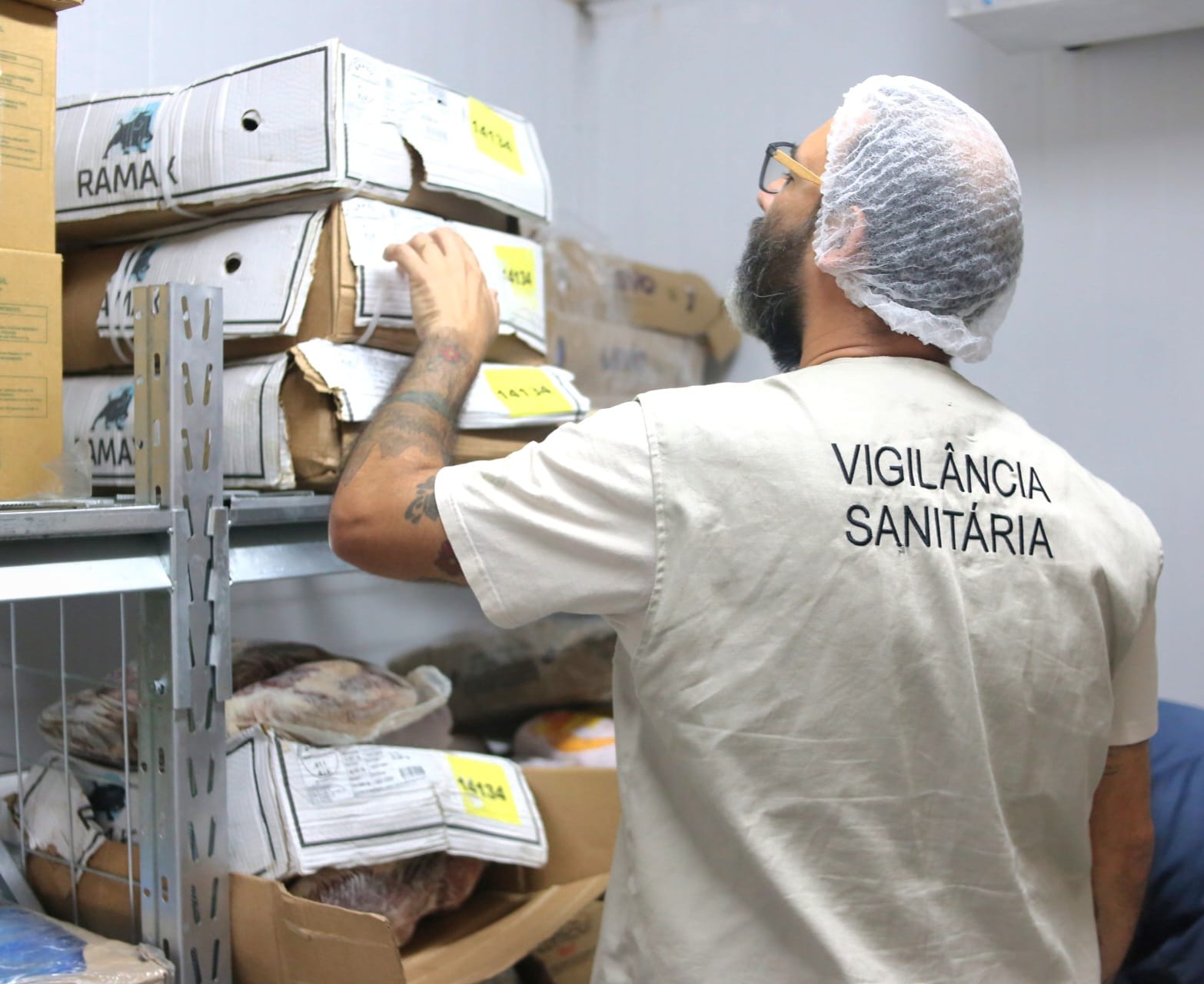 Vigilância Sanitária interdita restaurante após encontrar 1,5 tonelada de produtos vencidos