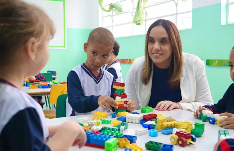 No dia de volta às aulas, prefeito recebe alunos com primeira-dama e secretária de Educação
