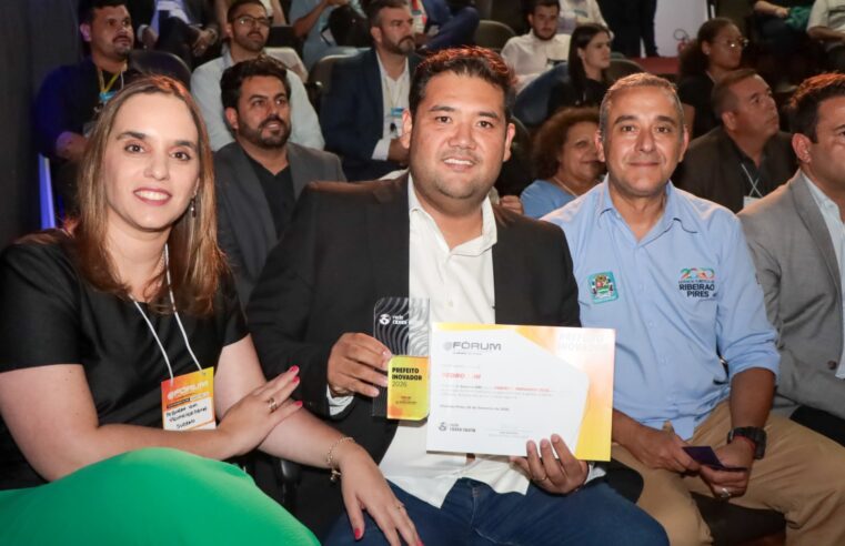Prefeito de Suzano é homenageado durante o Fórum de Cidades Digitais e Inteligentes