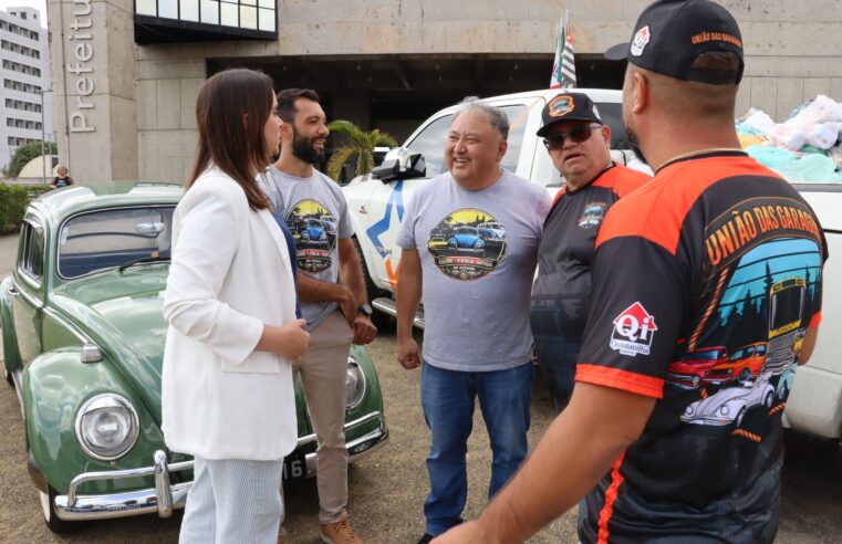 Fundo Social recebe mais de uma tonelada de alimentos arrecadados em encontro de carros antigos