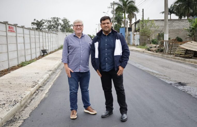Via do bairro Chácaras Nova Suzano recebe aplicação de asfalto