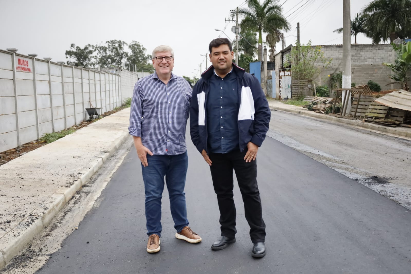 Via do bairro Chácaras Nova Suzano recebe aplicação de asfalto